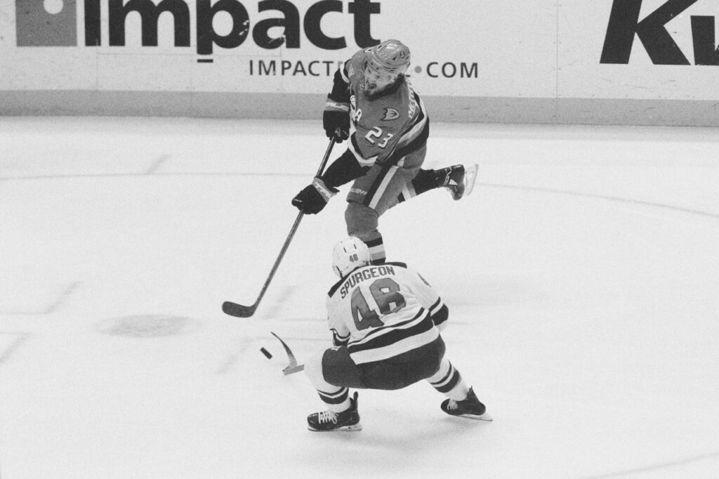 Mason McTavish of the Ducks shoots a puck, breaking the opponent's stick in the process